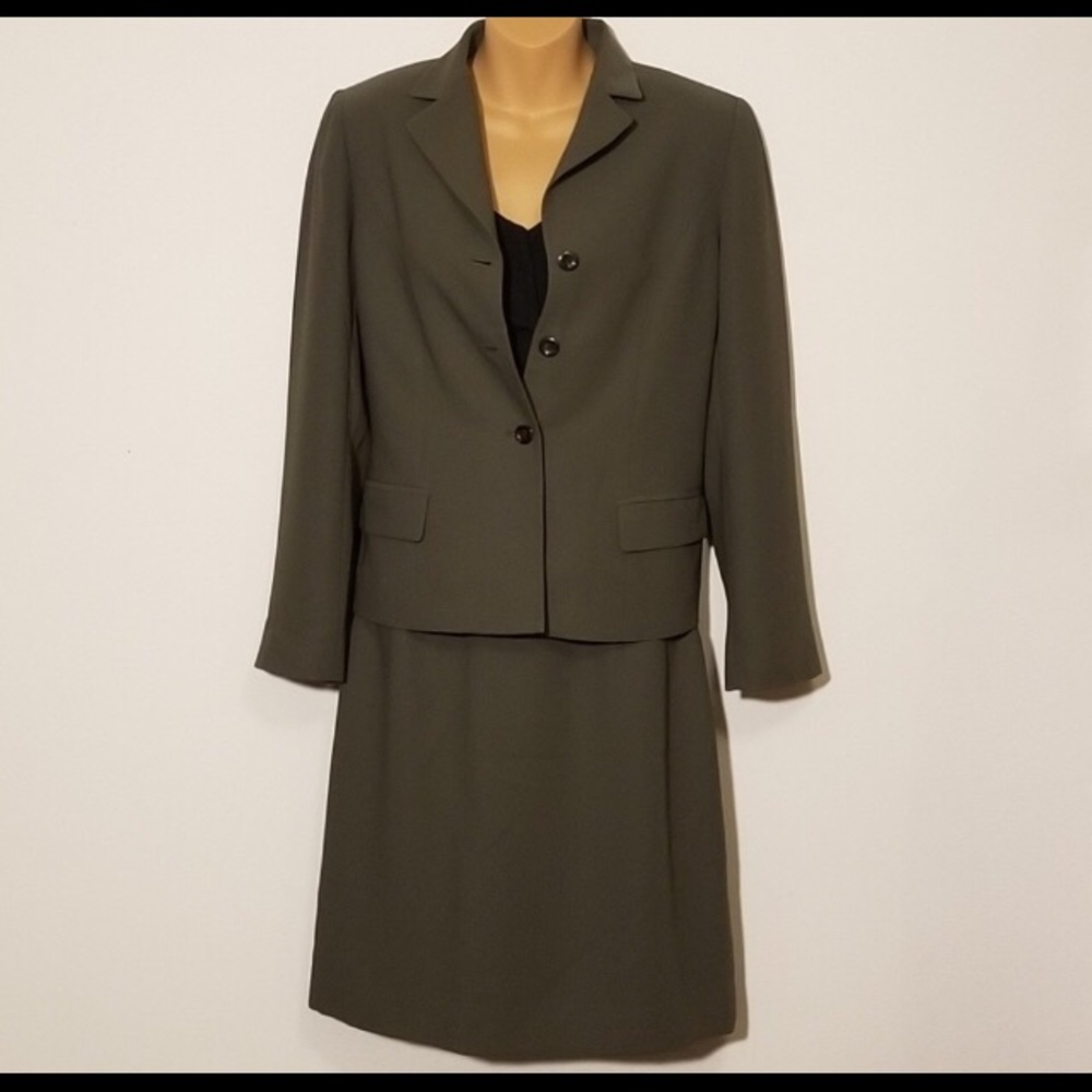 Skirt, blazer, pant suit.